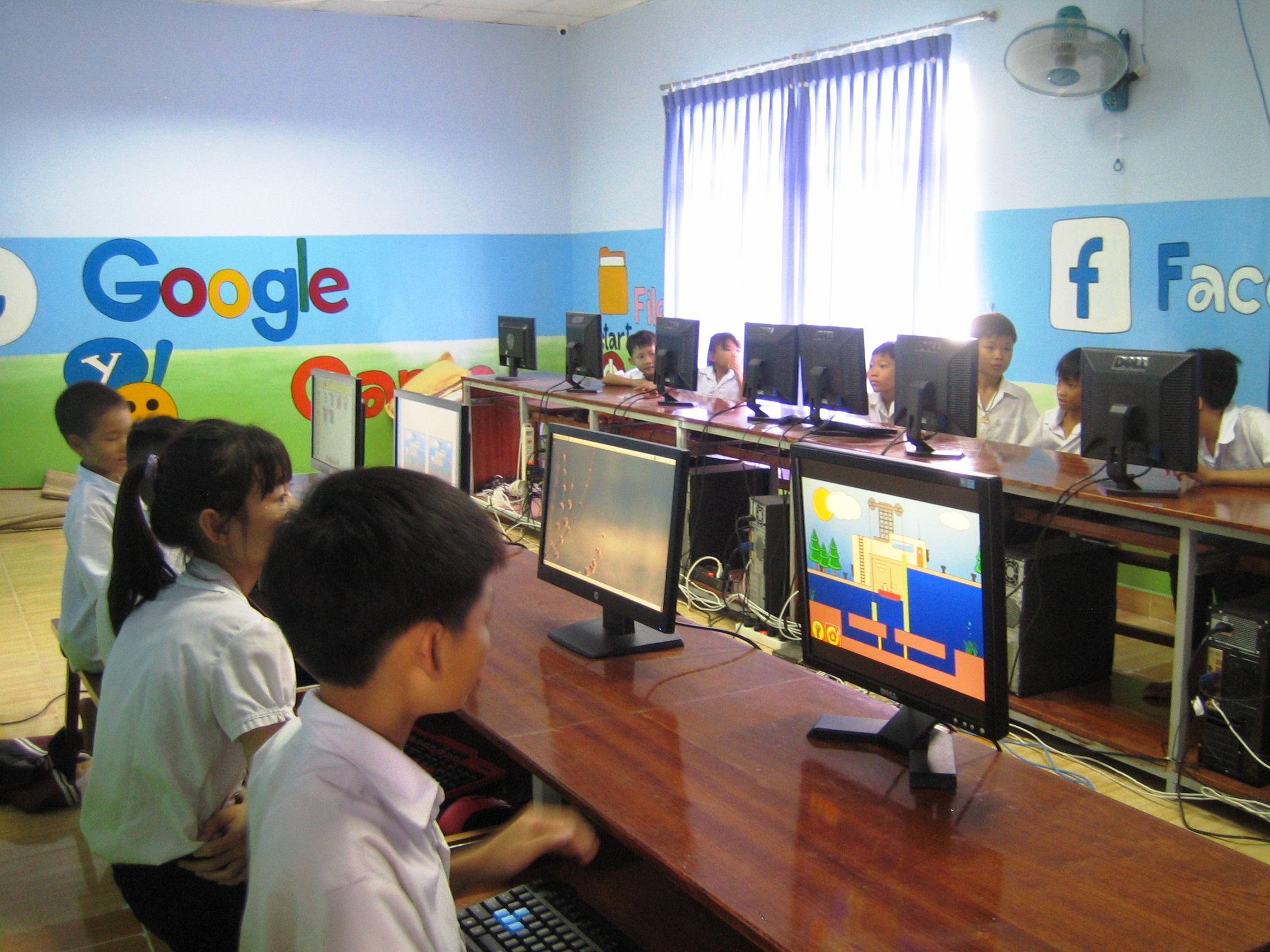 Children using DoudouLinux Vietnamese at Long Hai Center for protection of children.