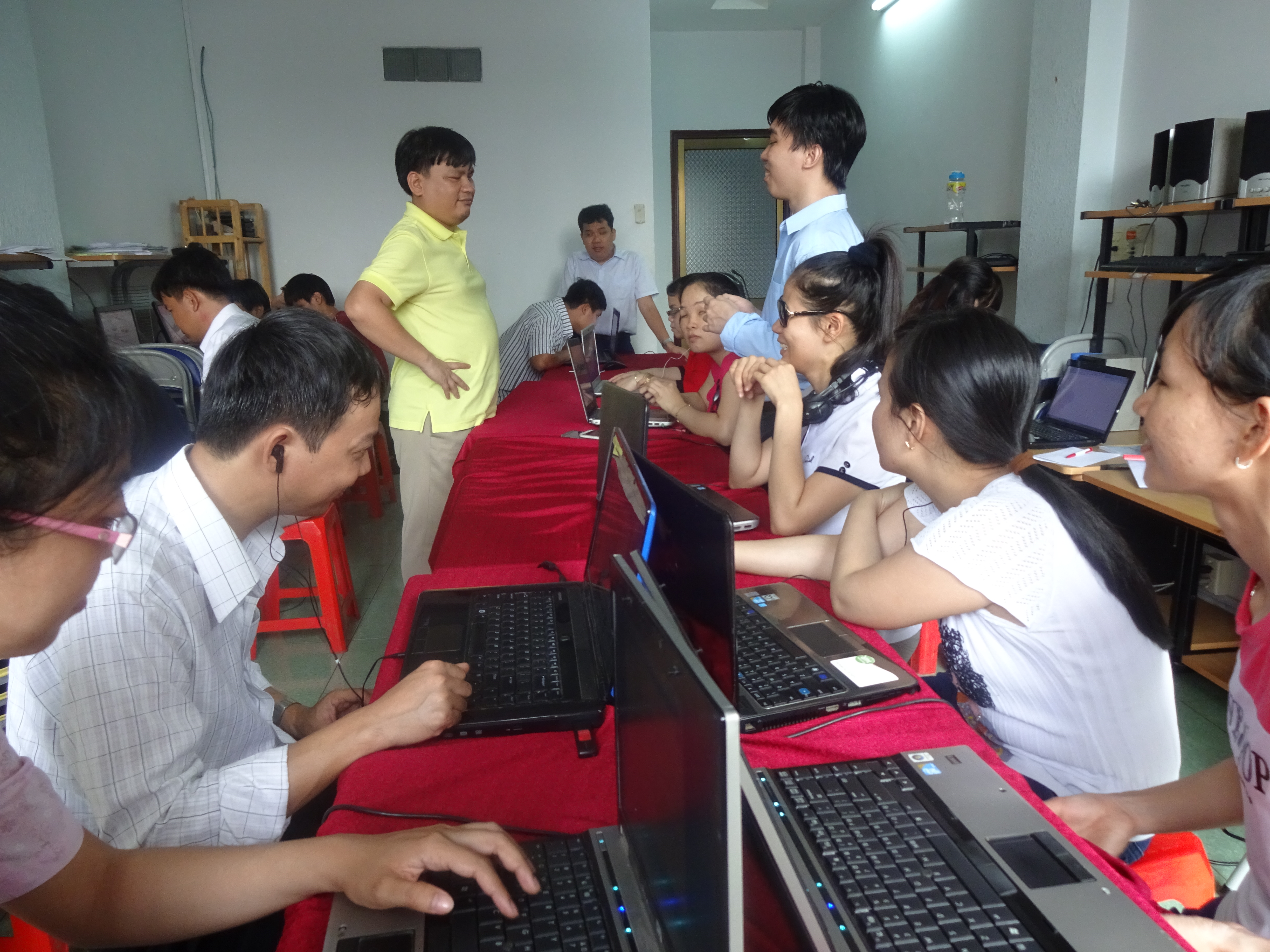 Anh Sơn và Anh Cường tổ chức kiểm tra kỹ năng sử dụng máy tính