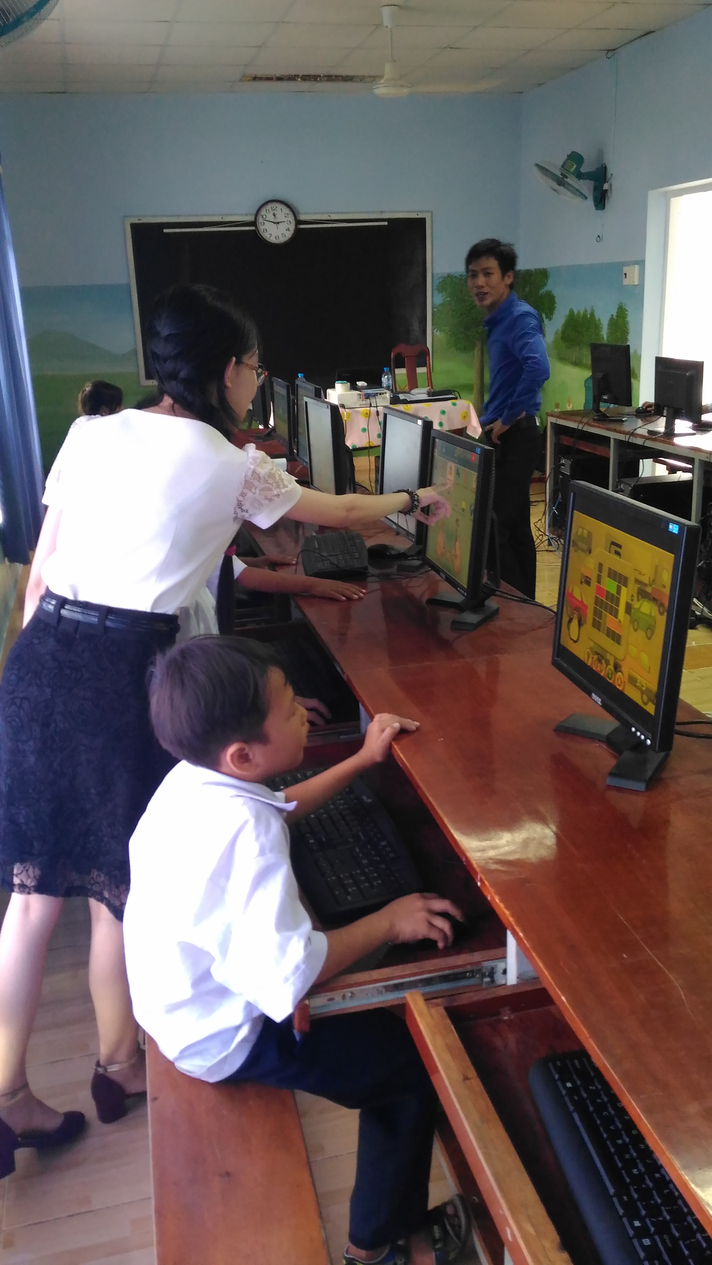 Các em tại TT Bảo trợ trẻ em Long Hải sử dụng DoudouLinux tiếng Việt, 2016