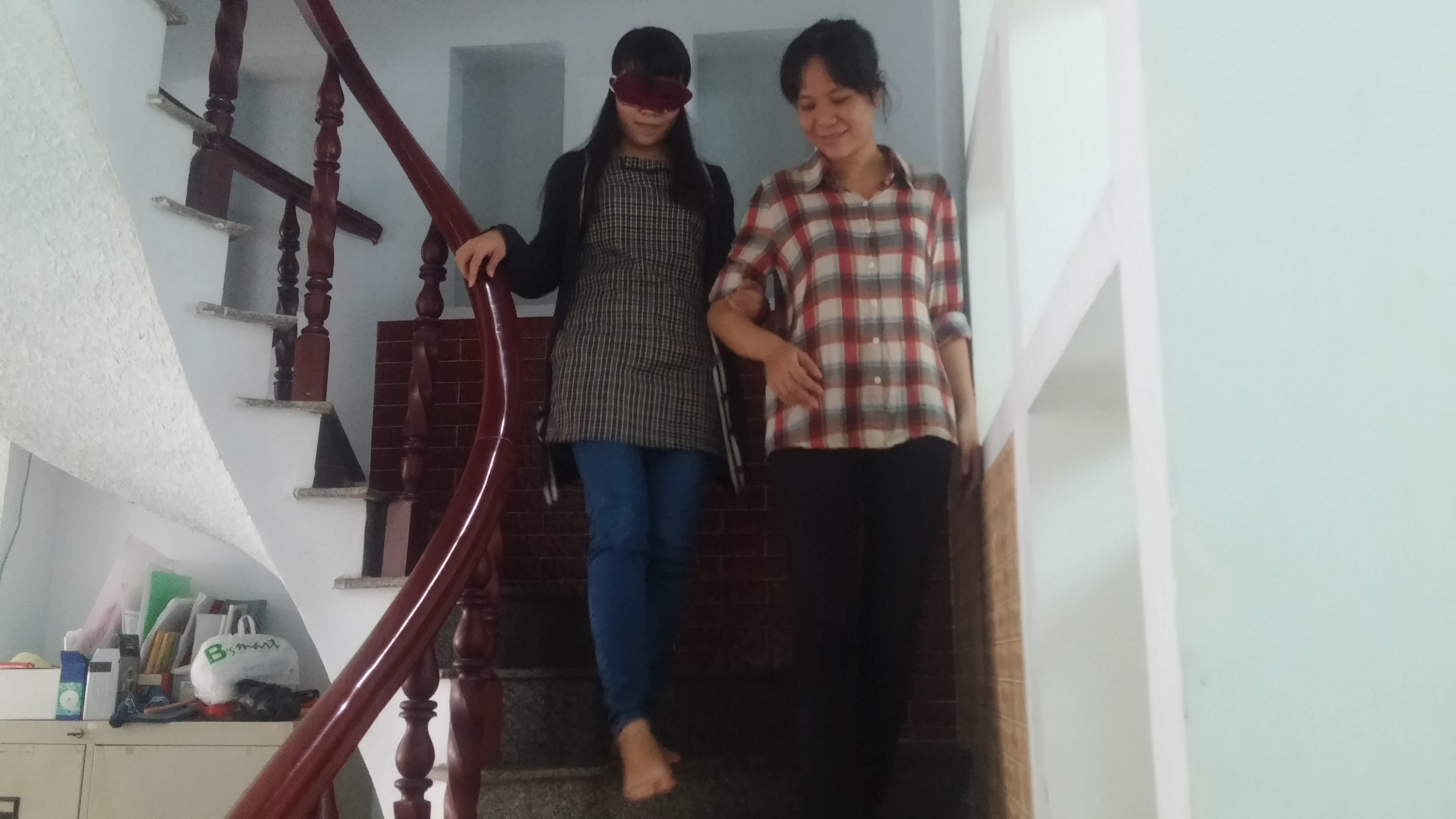 Leading a blind person along the stairs - Dẫn dắt người khiếm thị đi xuống cầu thang Dẫn dắt người khiếm thị đi xuống cầu thang