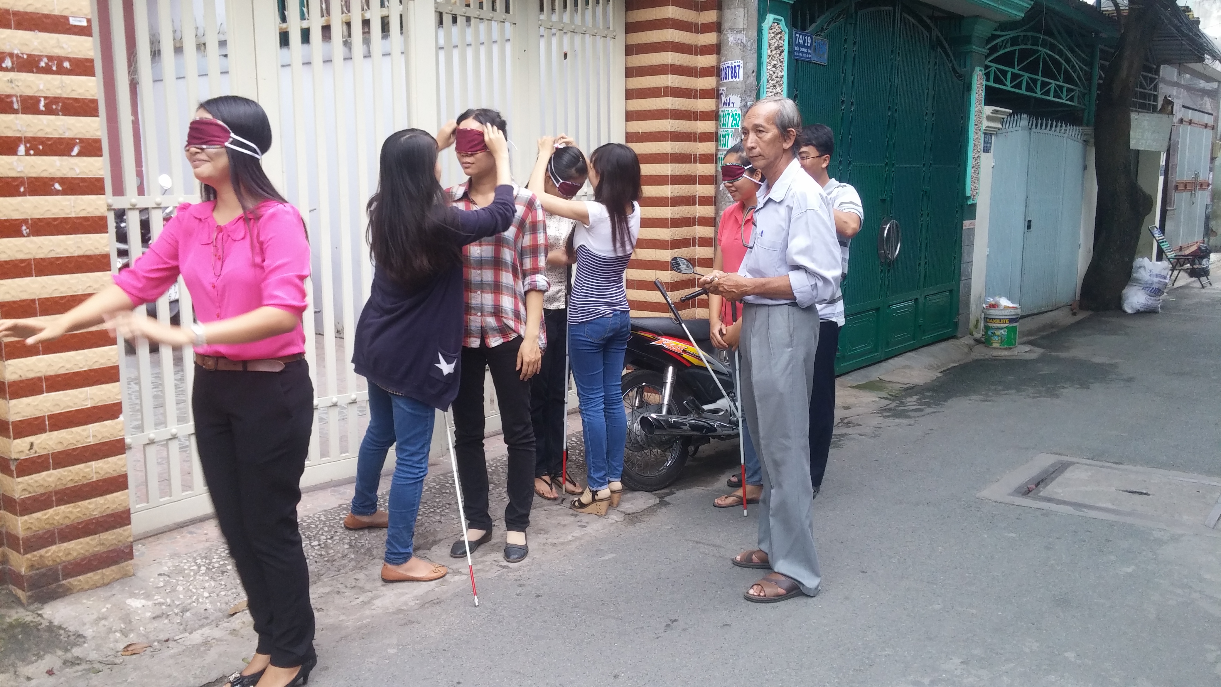 Outdoor orientation and use of the white cane - Di chuyển ra ngoài và sử dụng gậy Di chuyển ra ngoài và sử dụng gậy