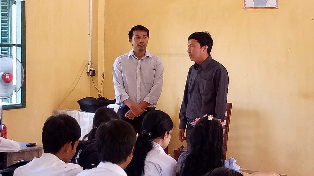 Anh Phúc với người phiên dịch trao đổi với SVKT Cambodia