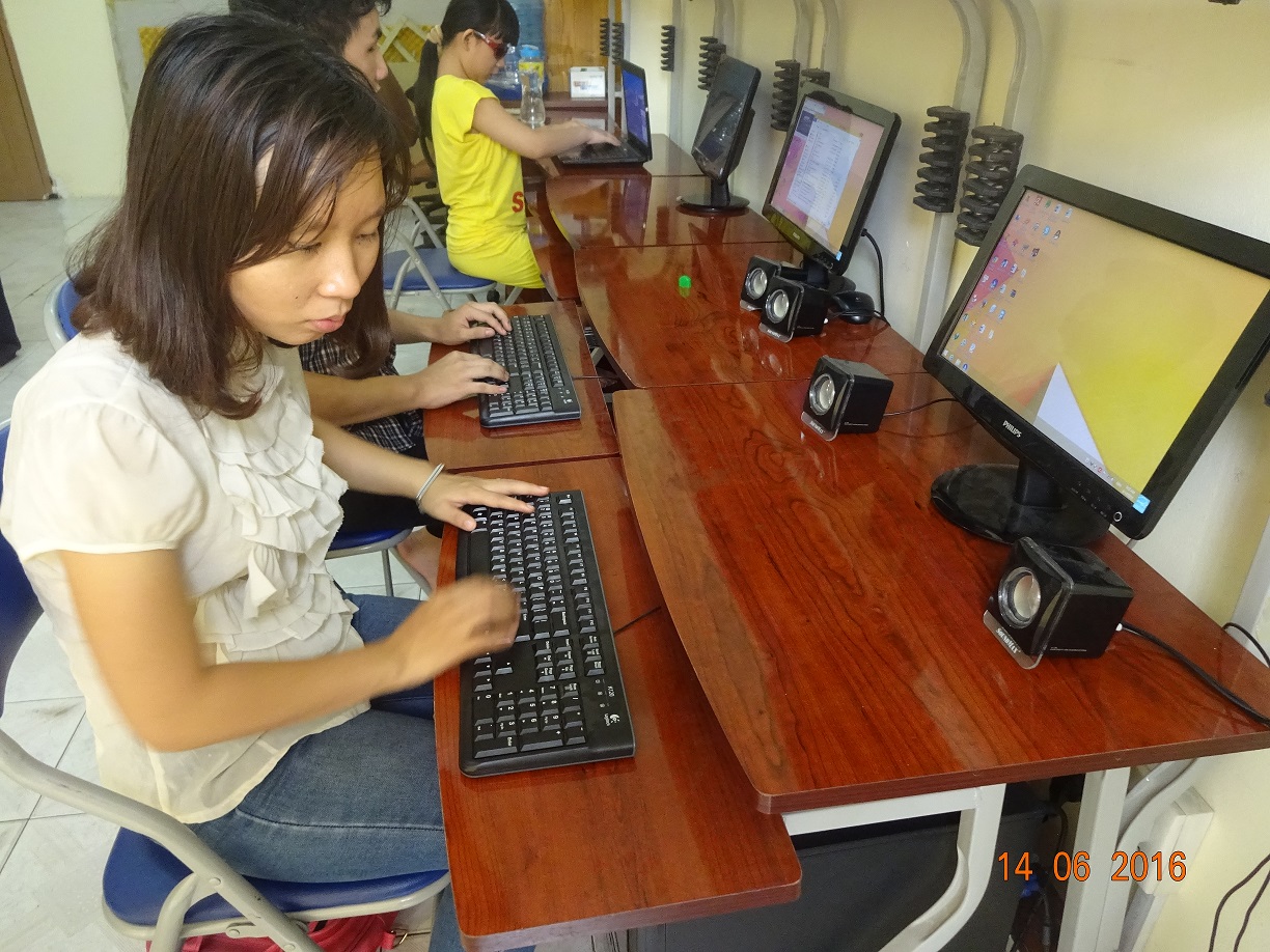 Học viên đang thực hành trên máy tính