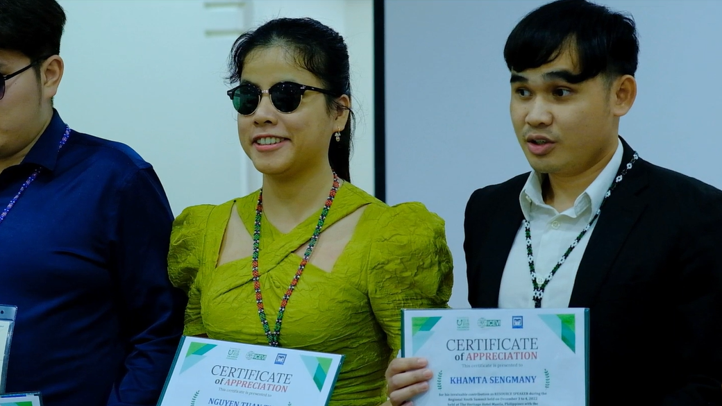 Chị Nguyễn Thị Yến Anh nhận giấy chứng nhận từ ban tổ chức diễn đàn năm 2022. (Ảnh chụp bởi ICEVI)