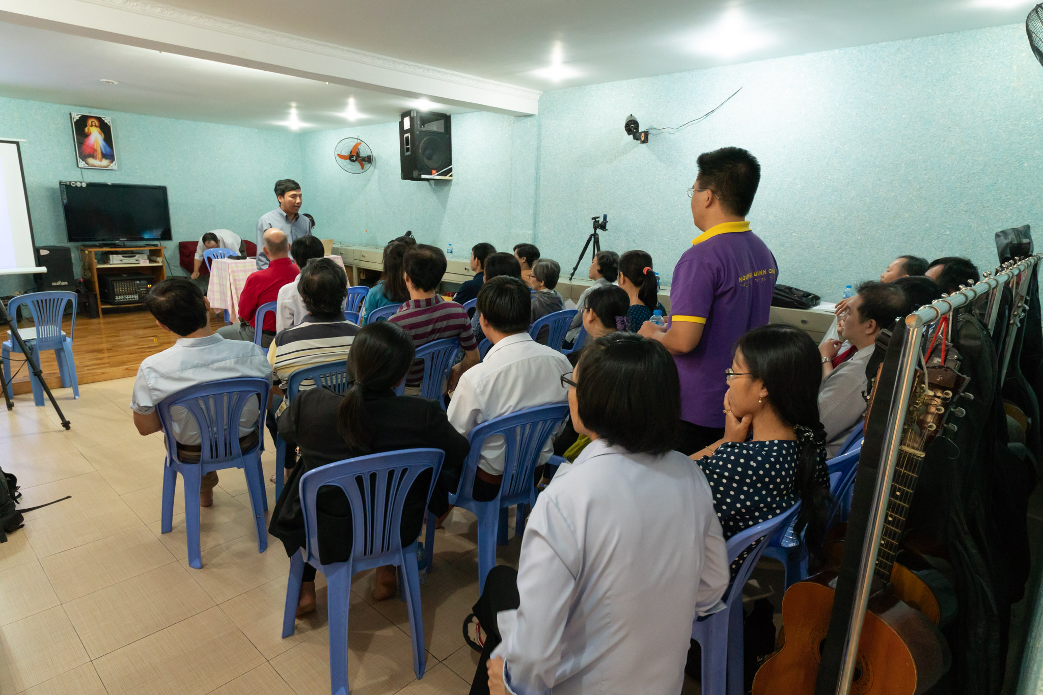 The Q&A session with many questions from the participants